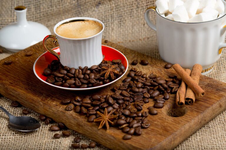 Kawa z cynamonem – dlaczego warto ją pić?
